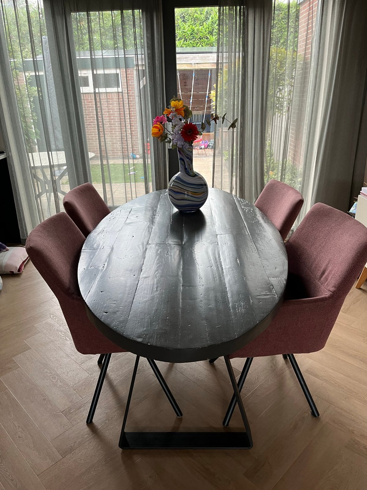 Eetkamerset: Ovale Tafel met 4 oud Roze Stoelen, Ophalen, Gebruikt, 4 tot 6 stoelen