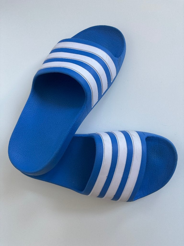 Adidas slippers - maat 35 weinig gedragen - ZGAN, Meisje, Adidas slippers, Schoenen, Ophalen of Verzenden