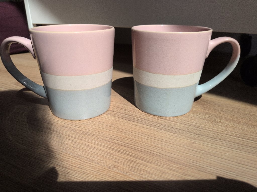 Set van 2 pastelkleurige mokken - Roze, wit en blauw, Keramiek, Ophalen of Verzenden, Zo goed als nieuw, Overige stijlen