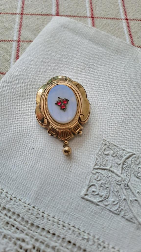 BROCHE BIEDERMEIER MET WITTE AGAAT EN ROBIJNTJES ?, Verzenden, Overige materialen, Broche