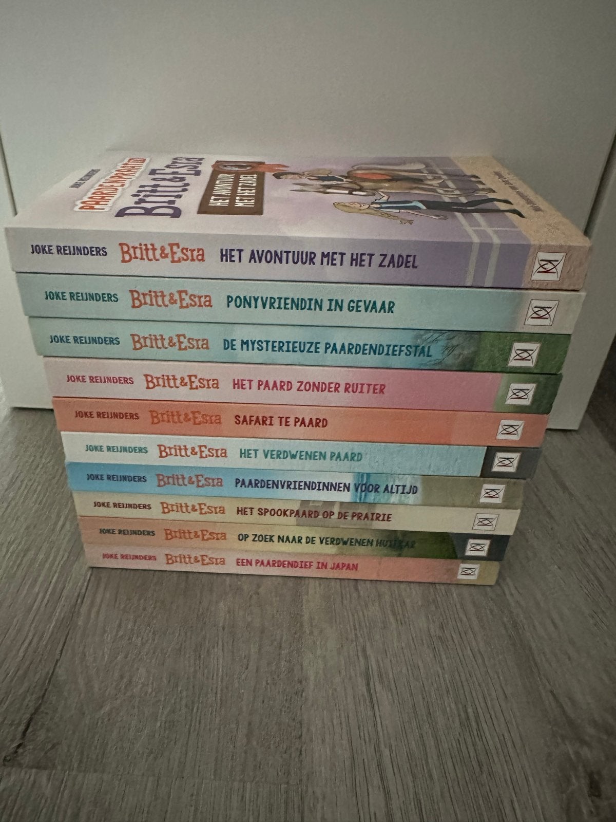 Paardenpraat TV Britt & Esra Boekenserie (10 boeken), Ophalen of Verzenden, Zo goed als nieuw, Fictie