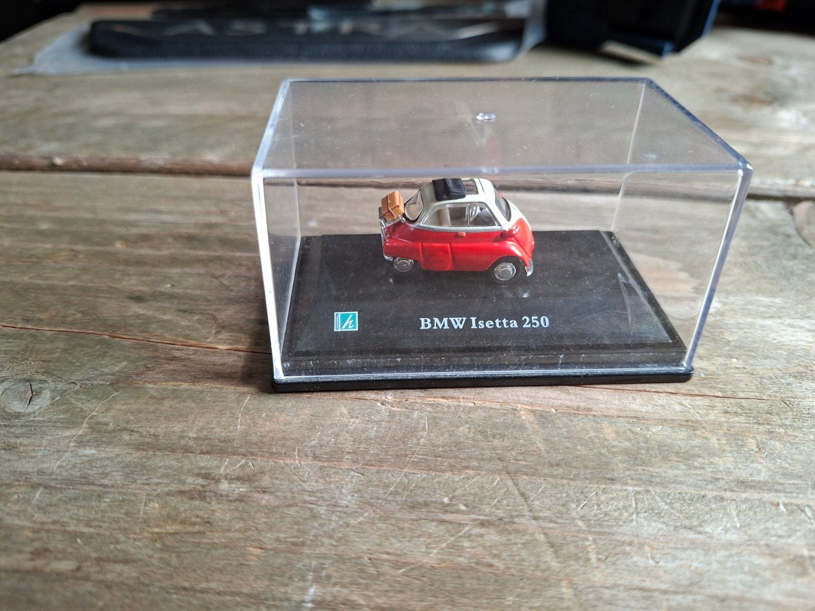 BMW Isetta 250 schaalmodel in vitrine, Ophalen of Verzenden, Zo goed als nieuw, Overige typen