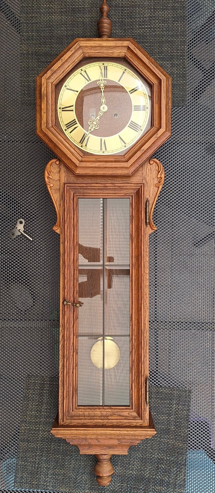 Antieke houten wandklok met slinger, Ophalen