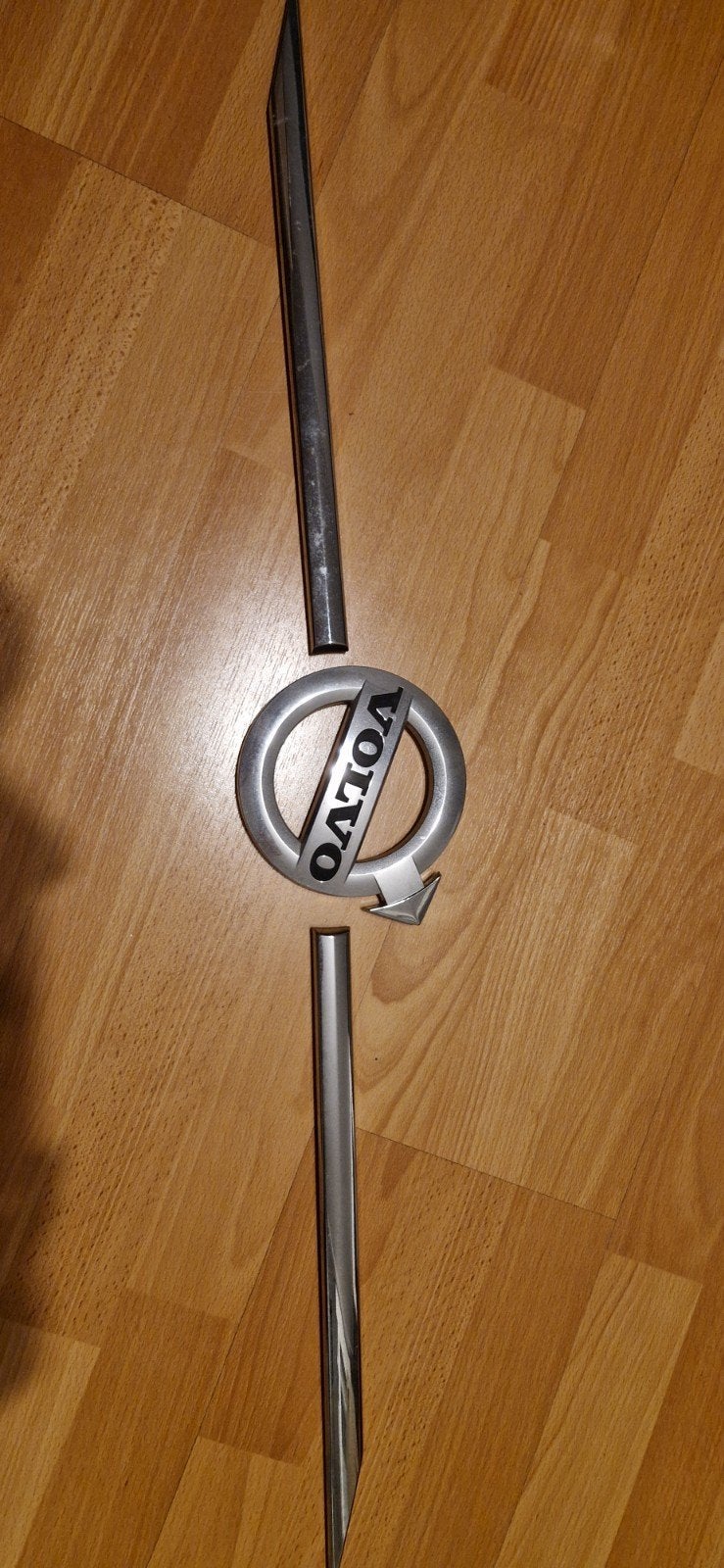 Volvo grille-embleem met diagonale strip, Auto-onderdelen, Ophalen of Verzenden, Gebruikt, Voor, Volvo