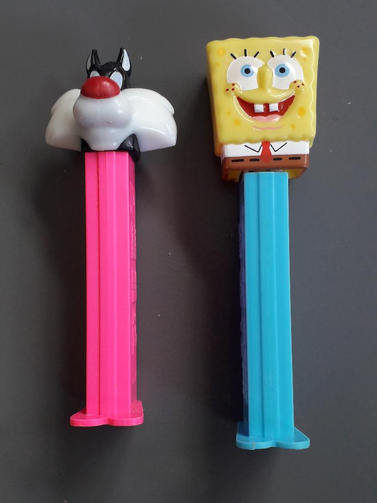 2 snoepdispensers PEZ Spongebob / Sylvester, Ophalen of Verzenden, Looney Tunes, Zo goed als nieuw, Gebruiksvoorwerp