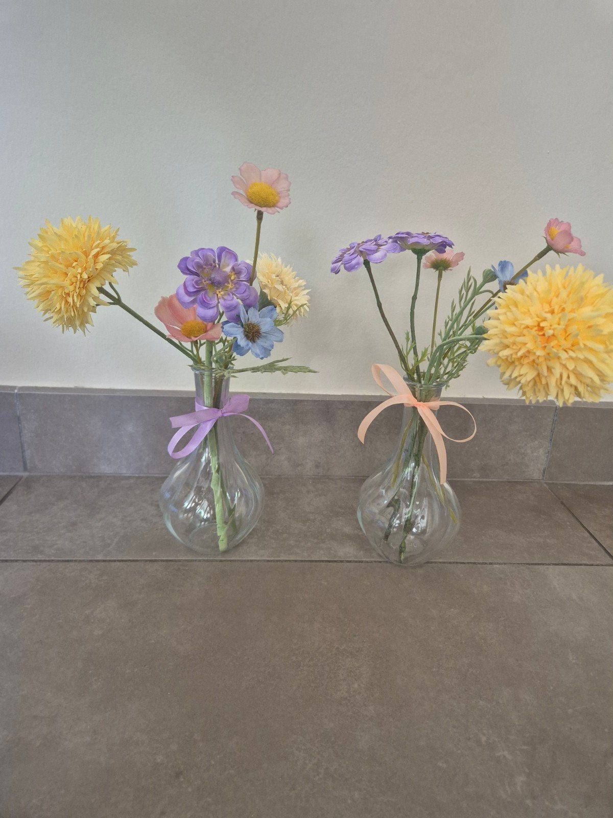 Vaasjes met zijden bloemen, Huis en Inrichting, Ophalen, Meerkleurig, Inclusief decoratie, Glas
