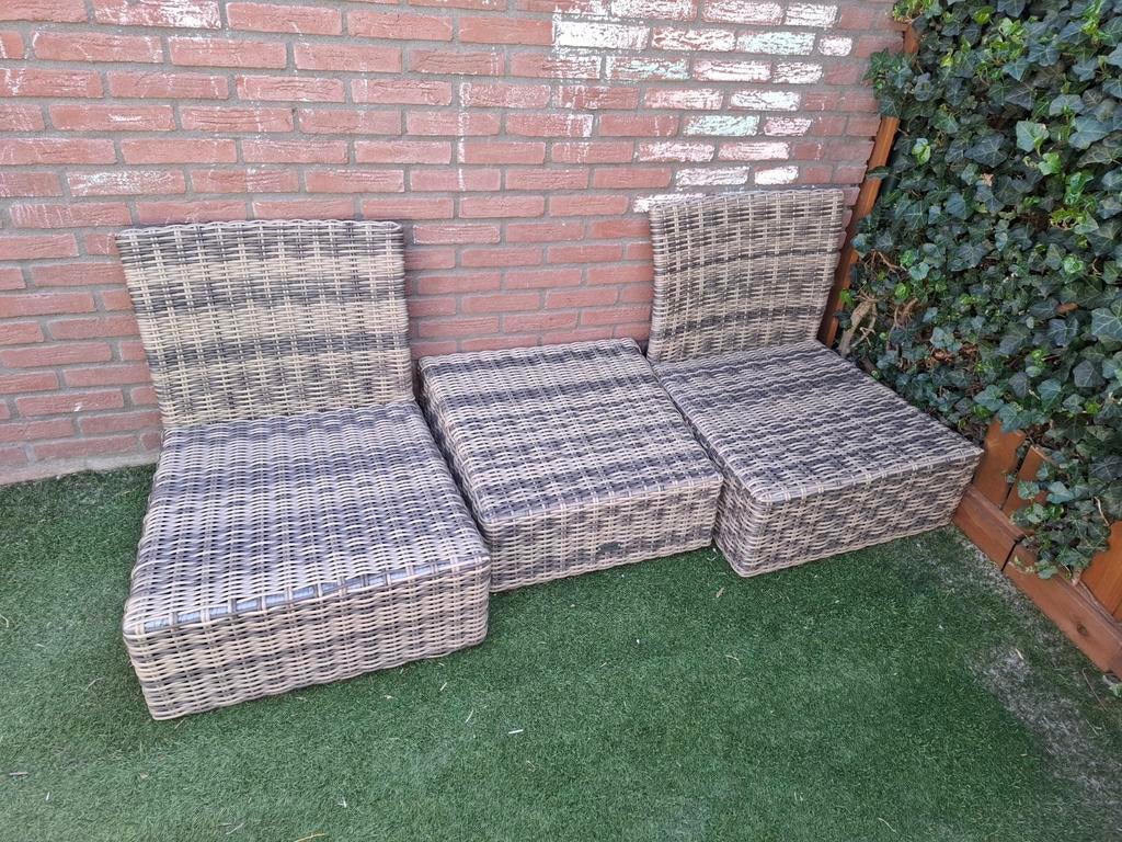 2 tuinstoelen en een tafeltje van gevlochten riet., Tuin en Terras, Tuinbanken, Ophalen, Kunststof