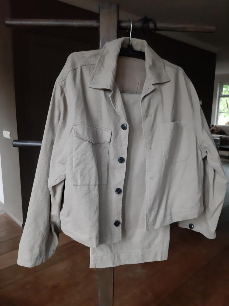 MbyM Beige Katoenen Pak - Jasje & Wijde Pijp Broek M/L, Ophalen of Verzenden, Zo goed als nieuw, Beige