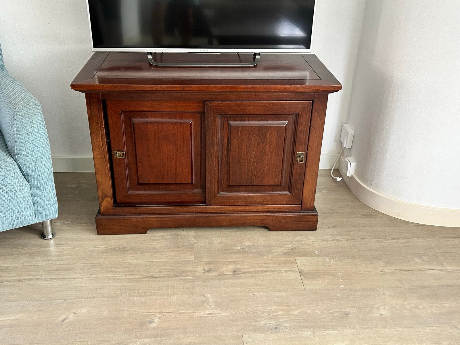 Massief houten tv-meubel met schuifdeuren, Ophalen, Gebruikt, 100 tot 150 cm, Minder dan 100 cm