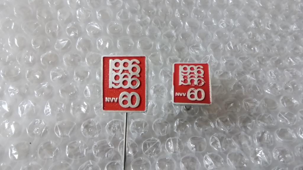 Speldje en broche N.V.V vakbond 60 jaar, Ophalen of Verzenden, Overige onderwerpen