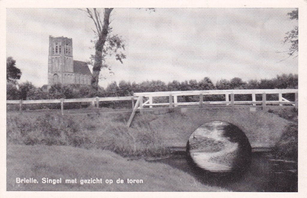 Brielle.  Singel met gezicht op de toren - Oude Ansichtkaart, Verzenden, 1940 tot 1960, Ongelopen, Zuid-Holland