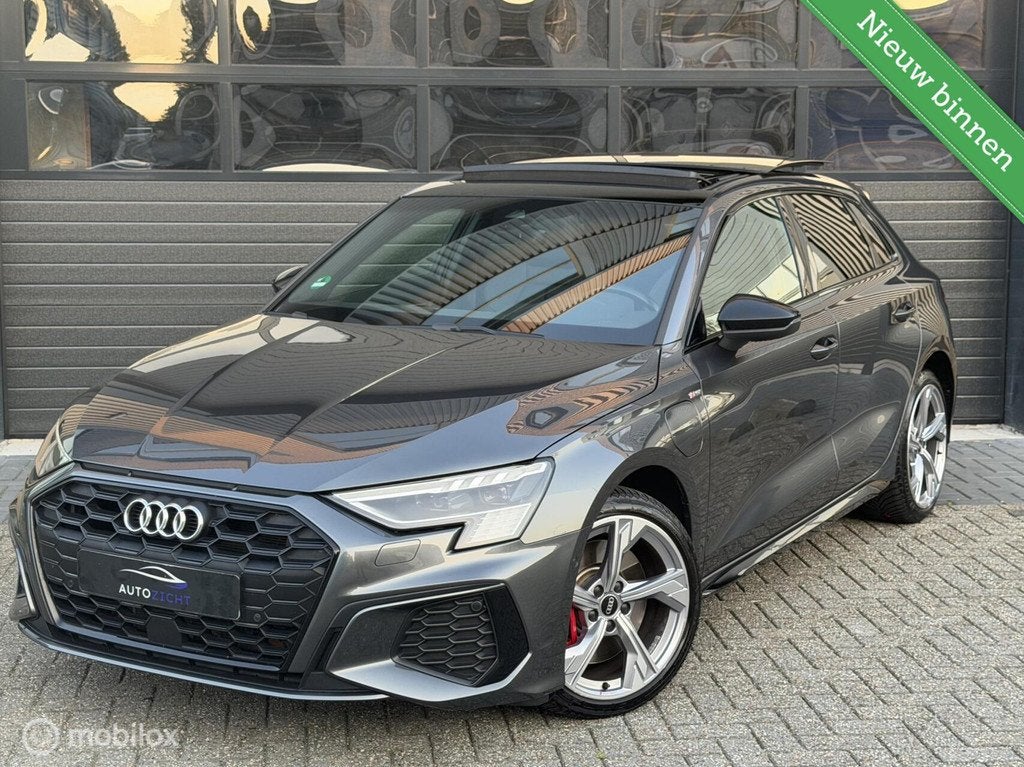 Audi A3 Sportback 45 TFSI e S edition Competition | Pano b&O, Gebruikt, 4 cilinders, Met garantie (alle), Hybride Elektrisch/Benzine
