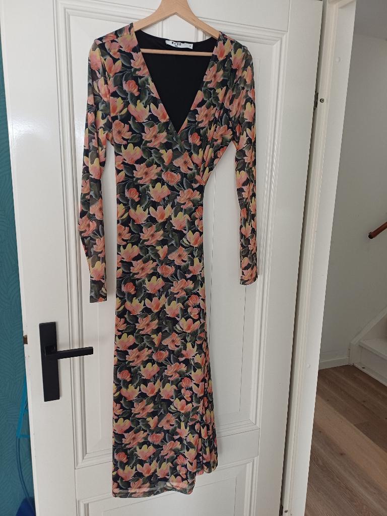 Jurk NA-KD, maat M, bloemen, helemaal NIEUW!!!!, Kleding | Dames, Jurken, Ophalen of Verzenden, Nieuw, Maat 36 (S), Onder de knie