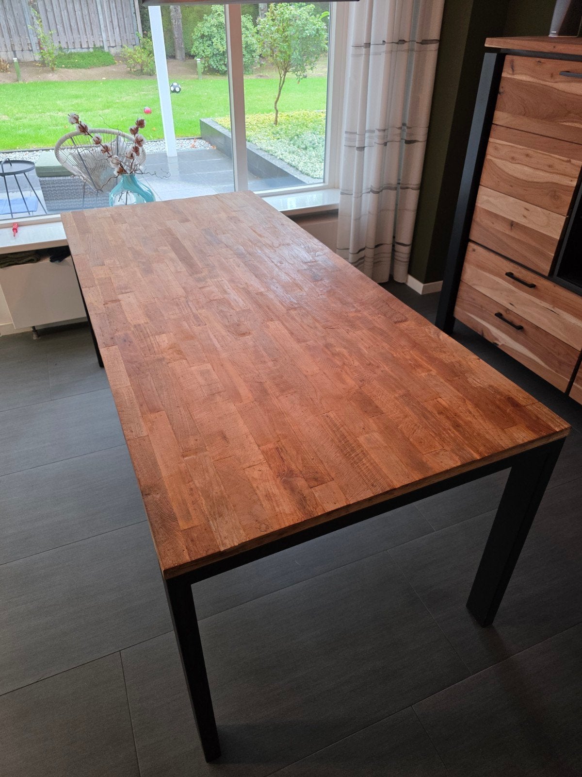 Eettafel met houten blad en metalen poten, Huis en Inrichting, Modern, Industrieel, 50 tot 100 cm, Zo goed als nieuw, 150 tot 200 cm