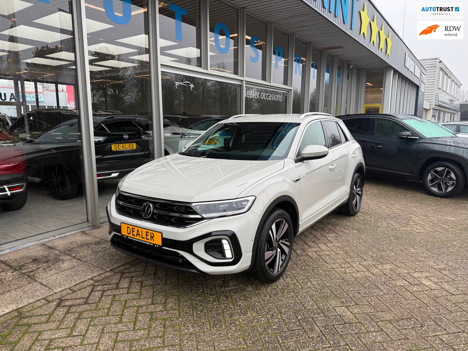 Volkswagen T-Roc 1.5 TSI R-Line ELEKTRISCHE ACHTERKLEP , CAR, 1258 kg, Zwart, 4 cilinders, Alcantara
