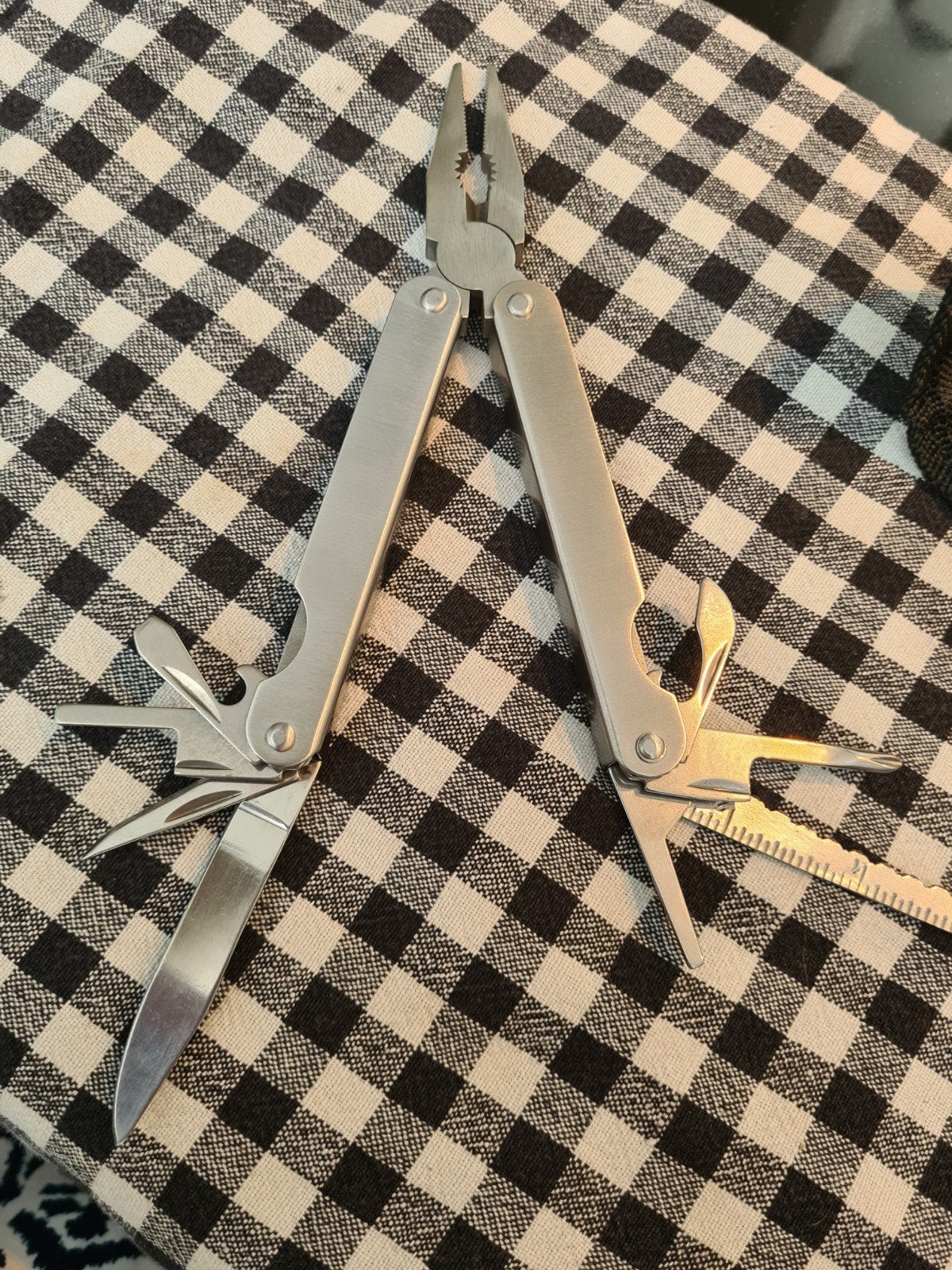 Multitool met tang, mes en diverse gereedschappen, Ophalen of Verzenden, Gebruikt