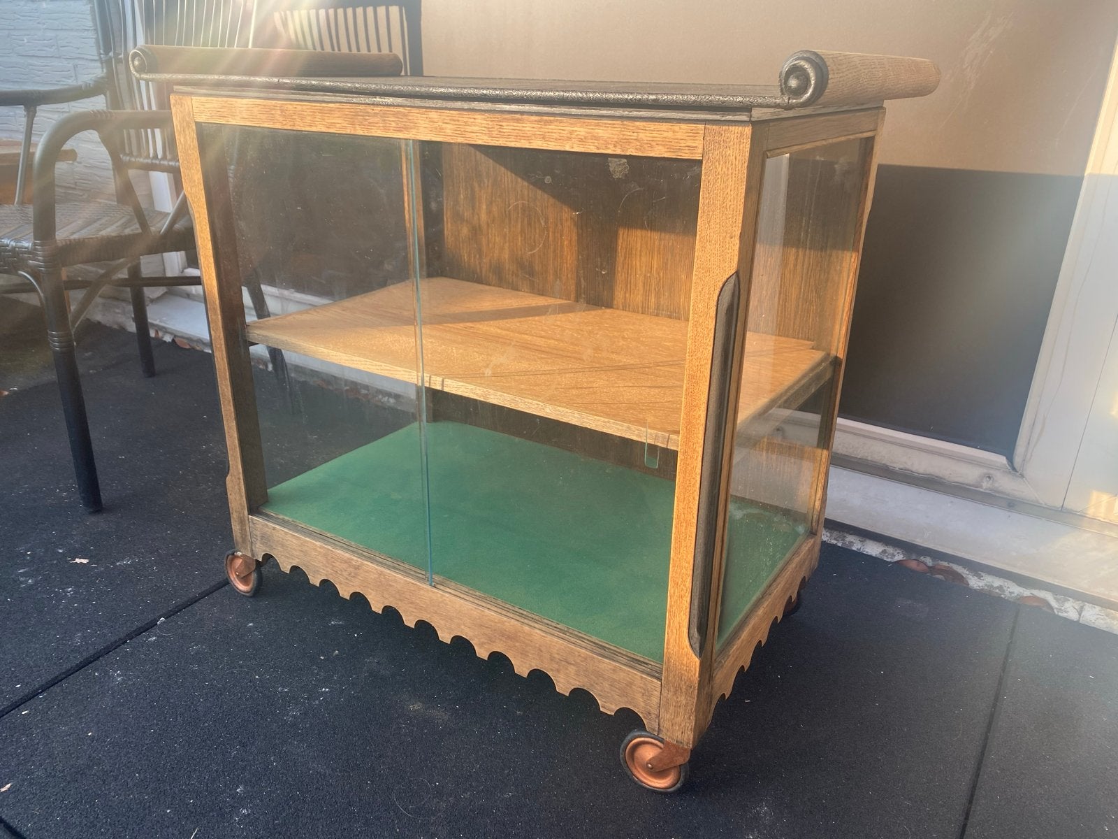 Antieke houten theewagen met glazen schuifdeuren, Ophalen