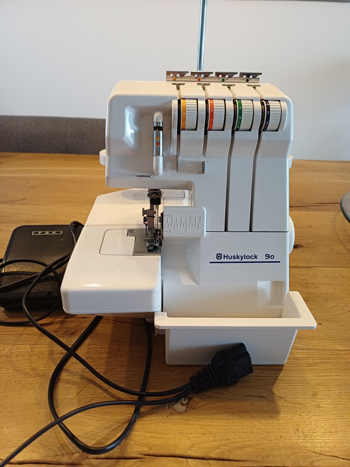 husqvarna lockmachine, Hobby en Vrije tijd, Ophalen, Zo goed als nieuw, Lockmachine, Husqvarna