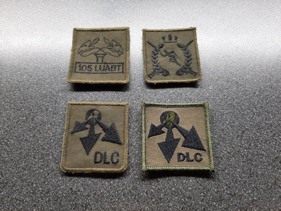 KL - 4 Borstemblemen  / bod naar waarde., Ophalen of Verzenden, Landmacht, Nederland, Embleem of Badge