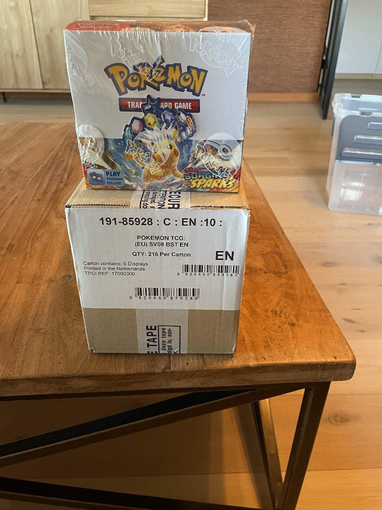 Surging Sparks Boosterbox Case, Ophalen, Zo goed als nieuw, Boosterbox, Foil