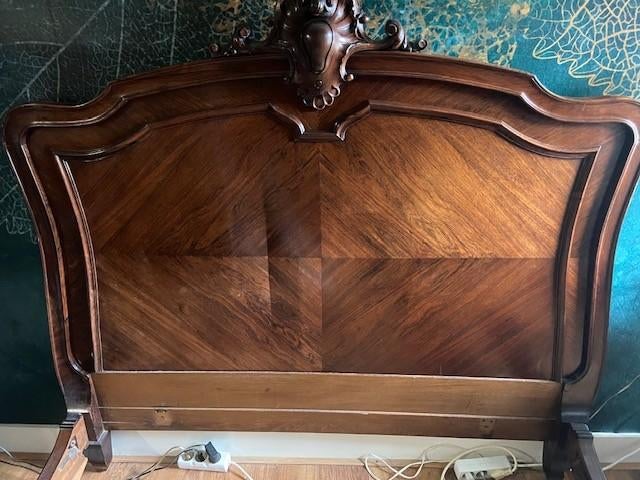 antiek bed notenhout inclusief lattenbodem, Ophalen