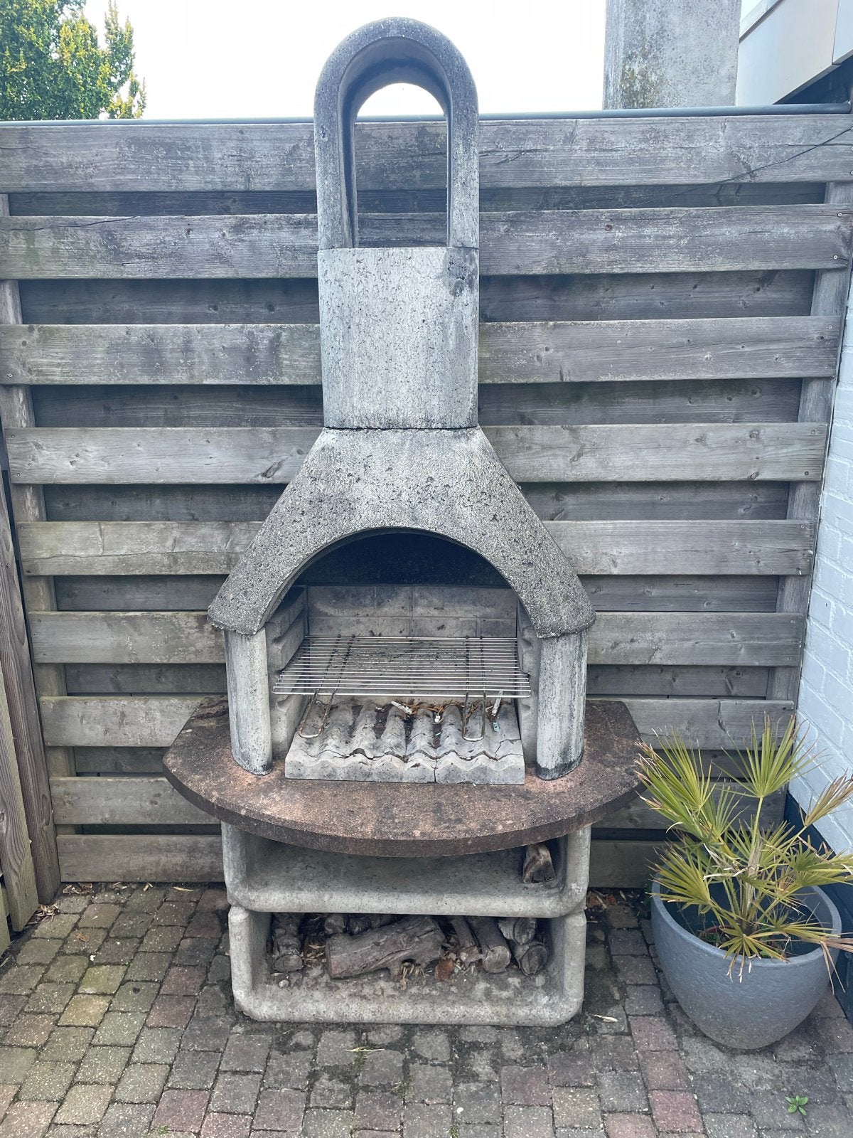 Betonnen Tuinbarbecue met Schoorsteen, Ophalen, Gebruikt