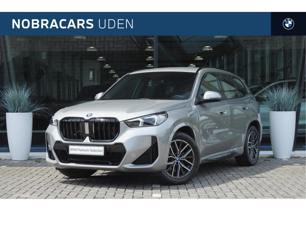 BMW X1 xDrive25e M Sport Automaat / Sportstoelen / Comfort A, Auto's, BMW, Metallic lak, Gebruikt, Zwart, Met garantie (alle)