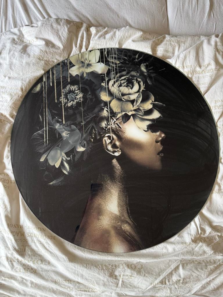 Rond glazen schilderij met vrouw en bloemen, diameter 70 cm, Ophalen
