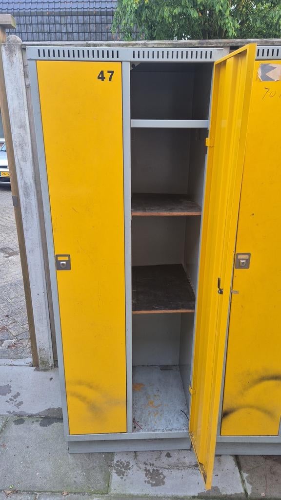 Gele metalen locker met planken, Ophalen of Verzenden, Gebruikt, Industrieel, Functioneel