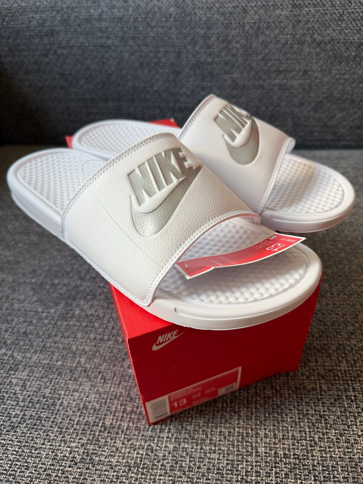 Nike Benassi JDI Slippers Maat 47.5 - Nieuw met doos, Slippers, Wit, Nieuw, Ophalen of Verzenden