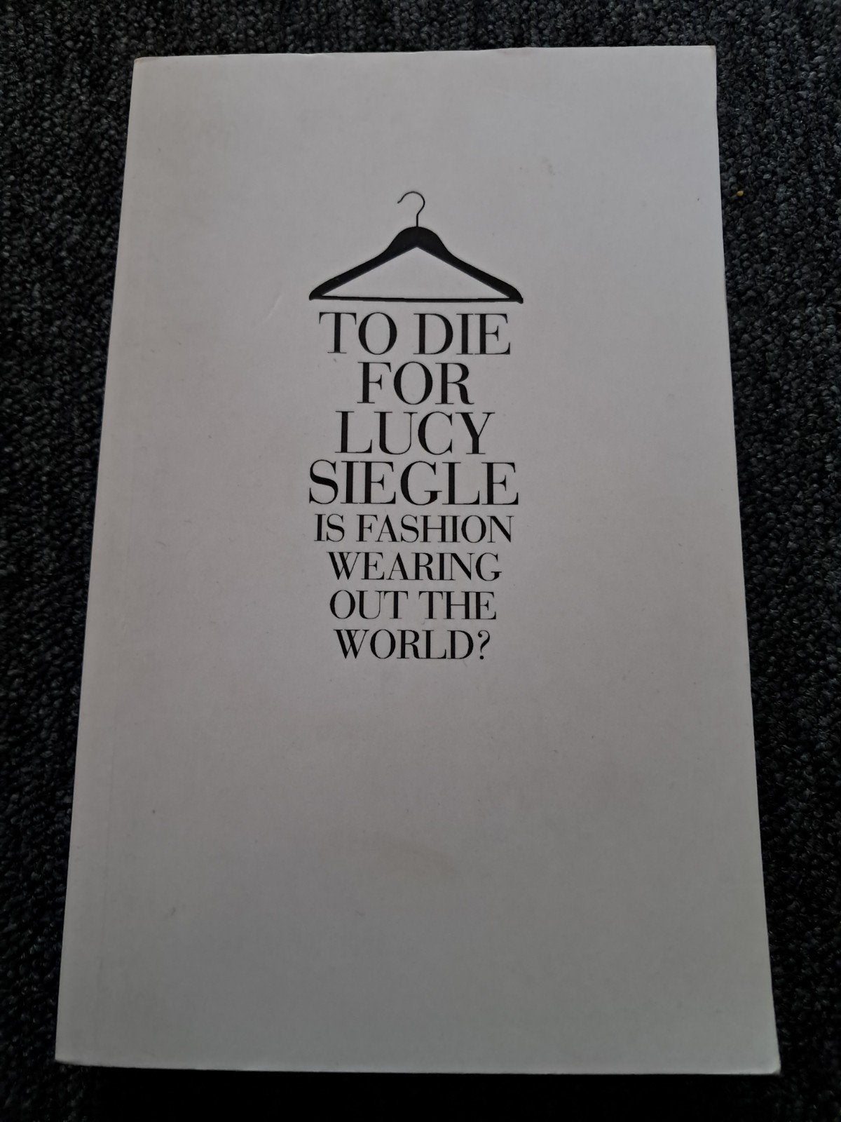 To Die For - Lucy Siegle: Is Fashion Wearing Out the World?, Boeken, Mode, Ophalen of Verzenden, Zo goed als nieuw, Mode algemeen