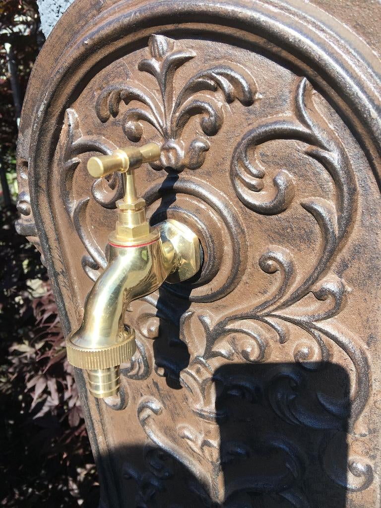Wandfontein, wasbak gietijzer bruin., Tuin en Terras, Ophalen of Verzenden, Gietijzer, Fontein