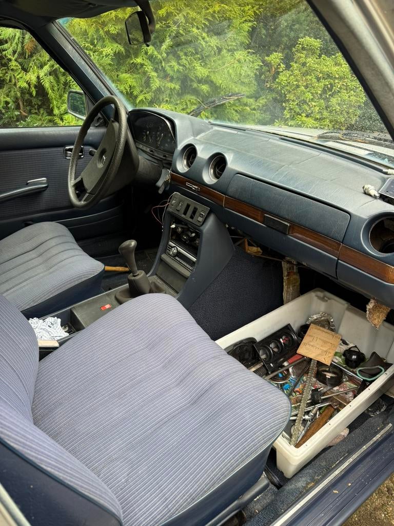 Mercedes Benz 230E 5 bak zilvergrijs met blauw project, foto 8