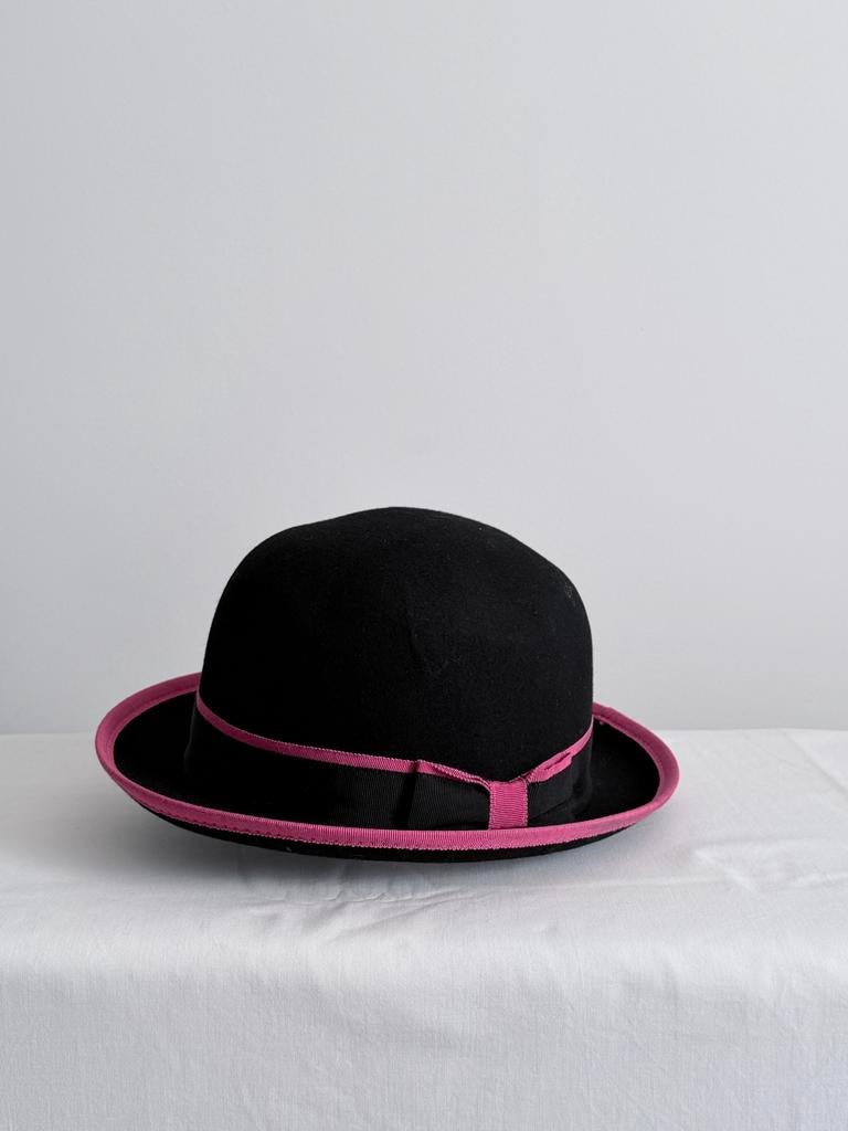 Elegante Bijenkorf Hoed met Roze Accent, Ophalen, Zo goed als nieuw, 56 of 57 cm (M, 7 of 7⅛ inch), Hoed
