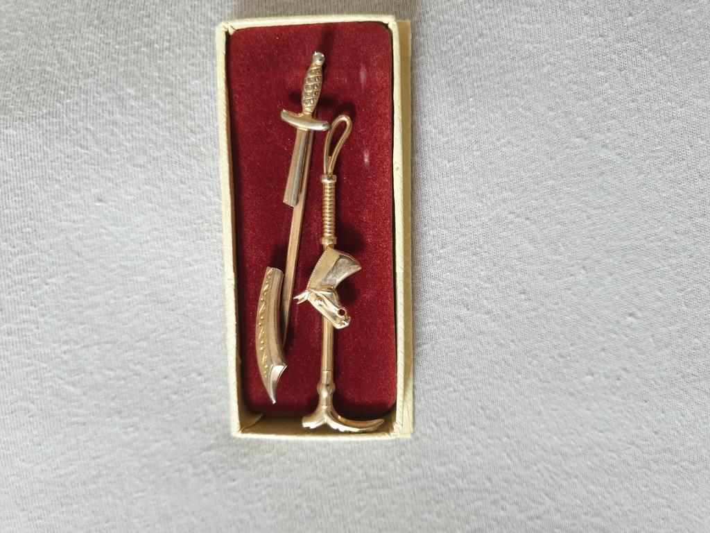 2x Vintage Dasspeld Paardrijden, Overige materialen, Gebruikt, Minder dan 4 cm, Ophalen of Verzenden