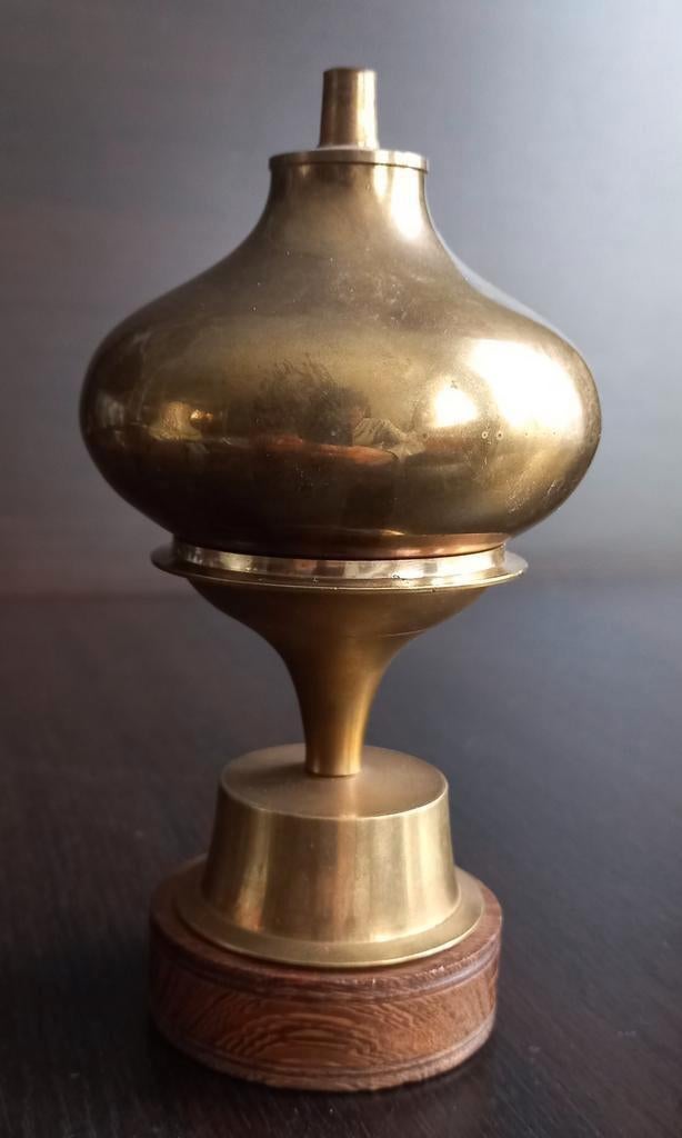 Art Deco Franse Olie Lamp van Brons met Walnoothouten Voet, Ophalen of Verzenden