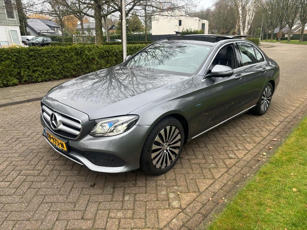Mercedes E350e Plug-in | Burmester Pano Leder Widescreen, Auto's, Automaat, Zilver of Grijs, 1825 kg, 84 €/maand