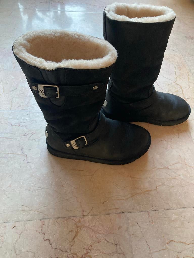 Leren UGGS maat 38 zwart., Kleding | Dames, Schoenen, Ophalen of Verzenden, Zo goed als nieuw, Zwart