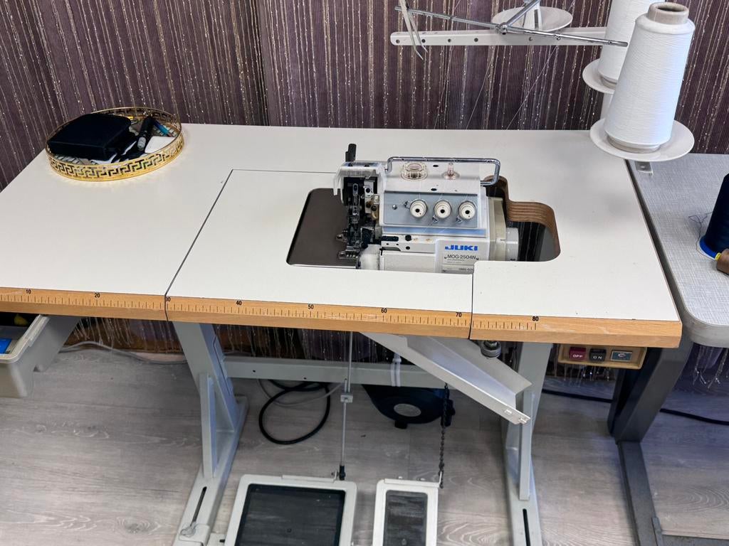 Industriële overlock naaimachine met tafel, Ophalen of Verzenden, Zo goed als nieuw, Naaimachine, Overige merken