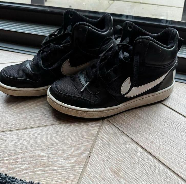 Nike sneakers maat 35, Kleding | Dames, Schoenen, Ophalen of Verzenden, Gedragen, Zwart, Sneakers of Gympen