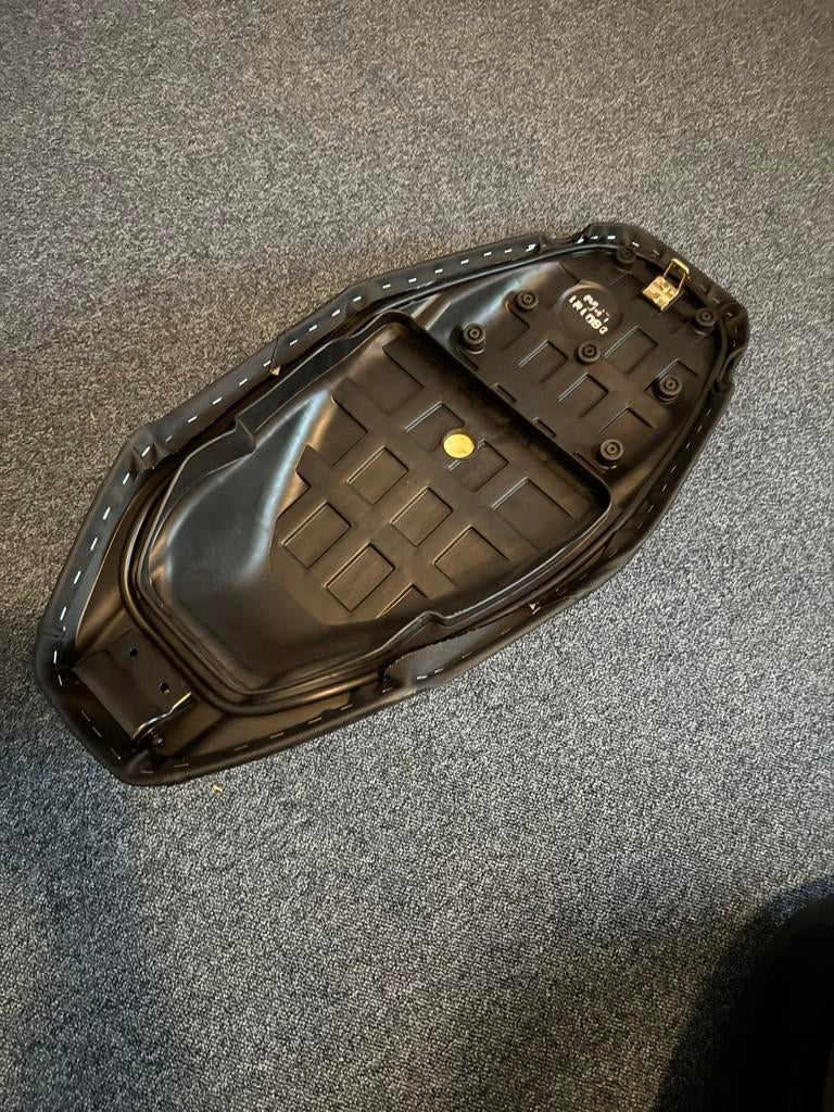 Zadel kymco 16+ nieuw, Fietsen en Brommers, Brommeronderdelen | Scooters, Ophalen of Verzenden, Nieuw, Zadel, Kymco
