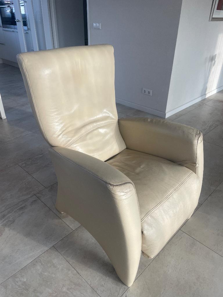 Beige leren fauteuil met licht beschadigde armleuning €25., Ophalen, Gebruikt, Minder dan 75 cm, Rustiek