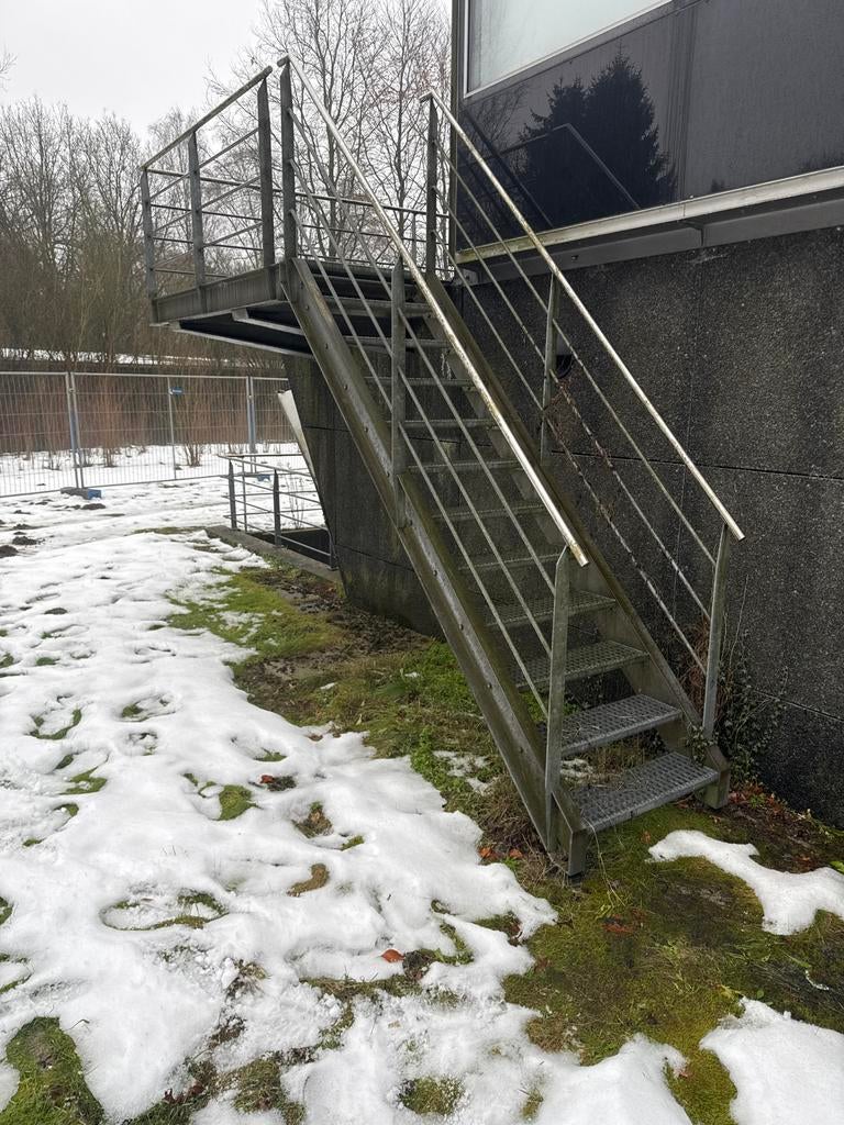 Gebruikte gegalvaniseerde bordestrap met RVS leuning, Ophalen, Gebruikt, Trap, Nvt