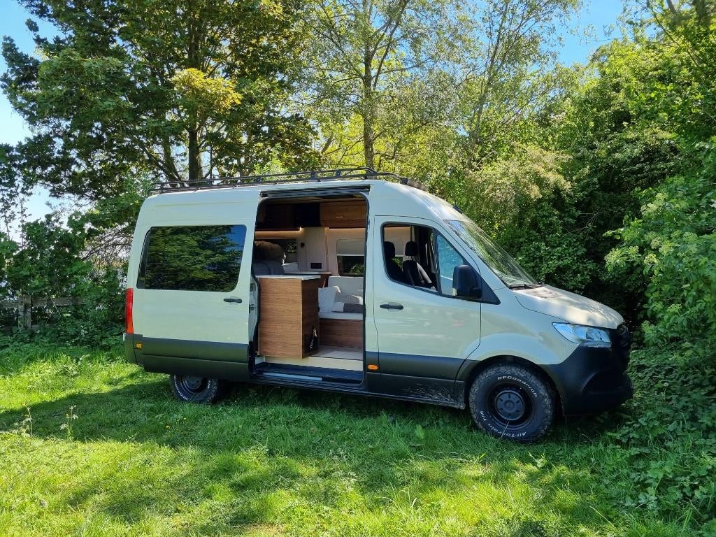 Luxe Zelfbouw Camper huren? Mercedes (Off-Grid & All-Risk), Caravans en Kamperen, Verhuur