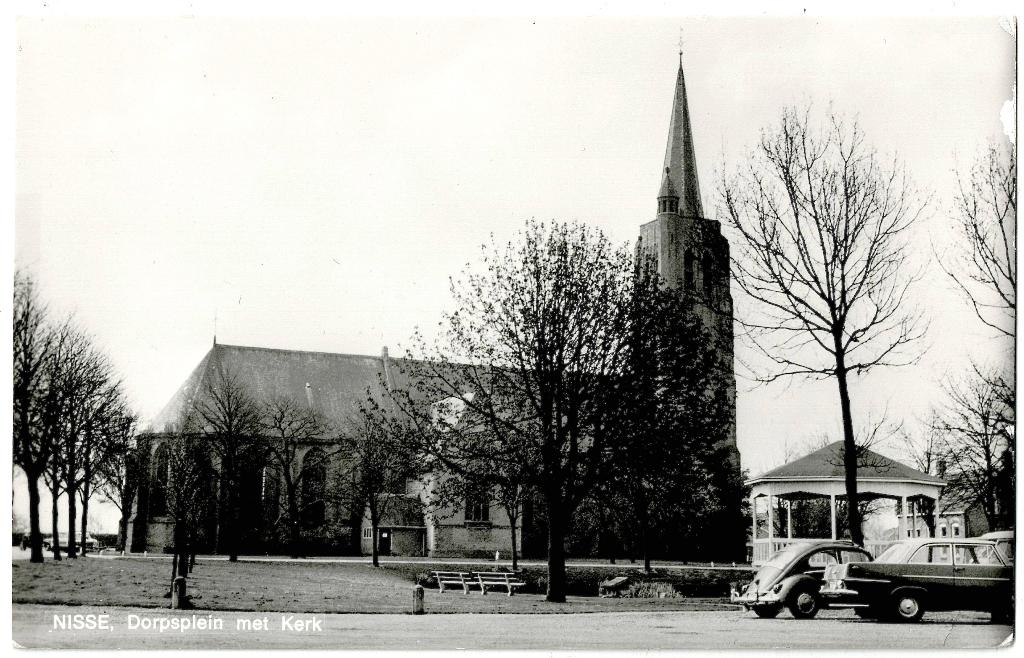 Nisse Z, dorpsplein met kerk, ongelopen, uitgave c.j.koens, Verzenden, 1940 tot 1960, Ongelopen, Zeeland