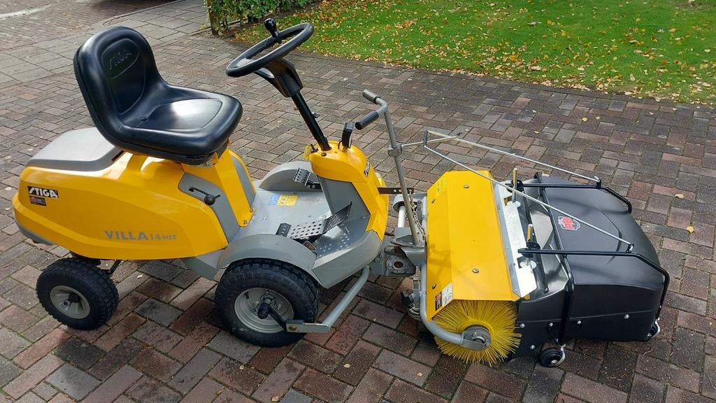 Stiga Villa HST veegmachine/frontborstel met opvangbak, Ophalen, Gebruikt, Stiga