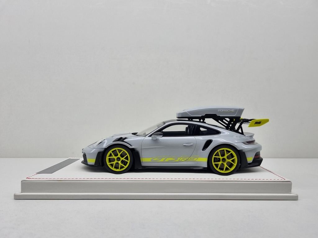 Ivy Merit
Porsche 911 (992) GT3 RS + Skibox 1/20 1:18 Nieuw, Hobby en Vrije tijd, Modelauto's | 1:18, Nieuw, Auto, Ophalen of Verzenden
