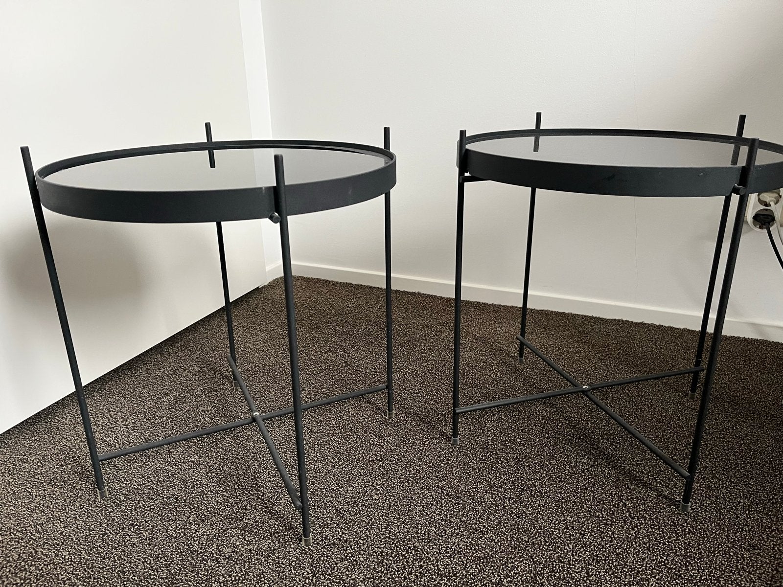 Set van 2 zwarte bijzettafels met glazen blad, 40 cm hoog, Ophalen, Minder dan 45 cm, Minder dan 55 cm, Gebruikt