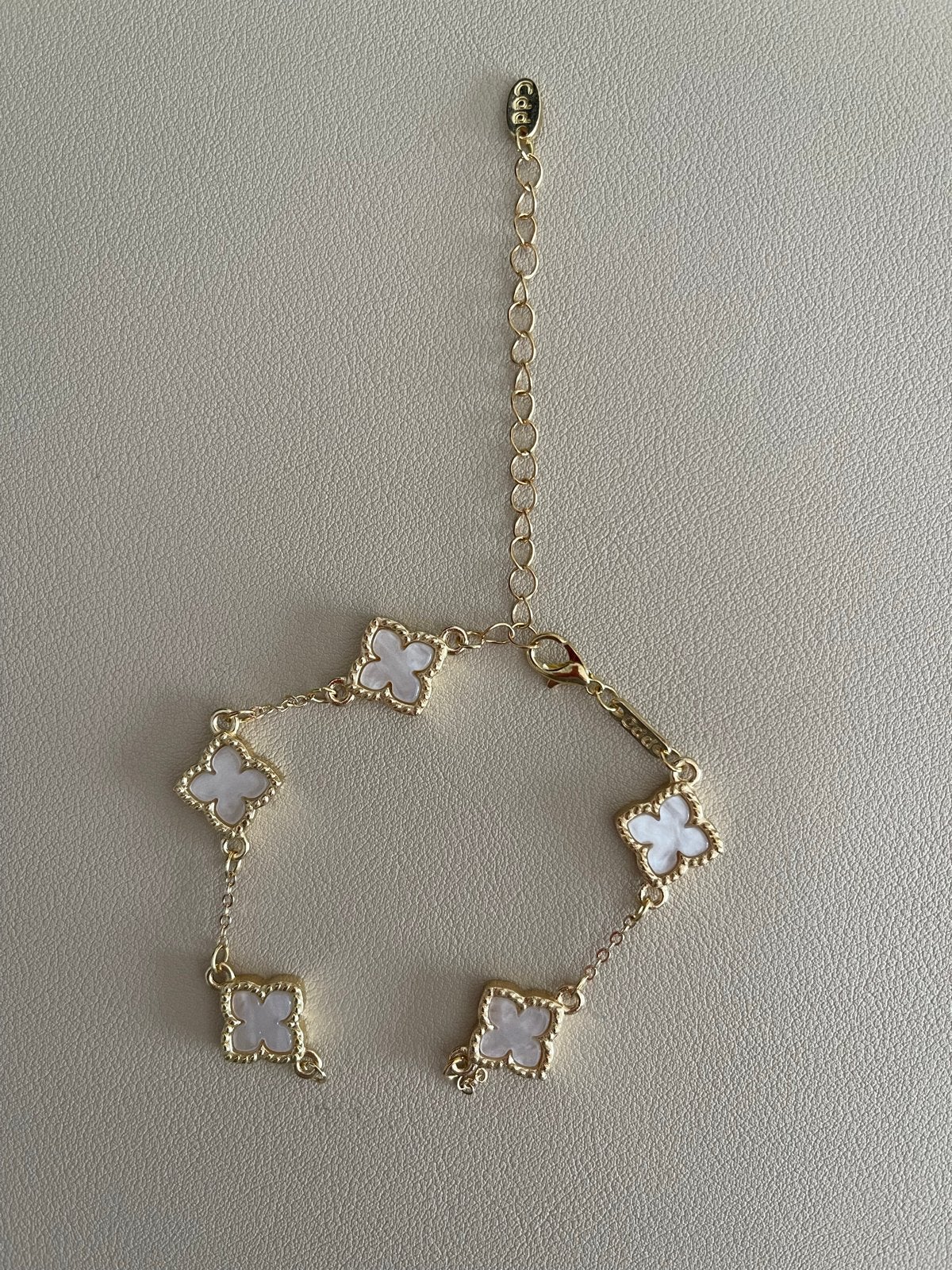 Gouden Klavertje Vier Armband met Parelmoer, Overige materialen, Ophalen of Verzenden, Zo goed als nieuw, Met bedels of kralen