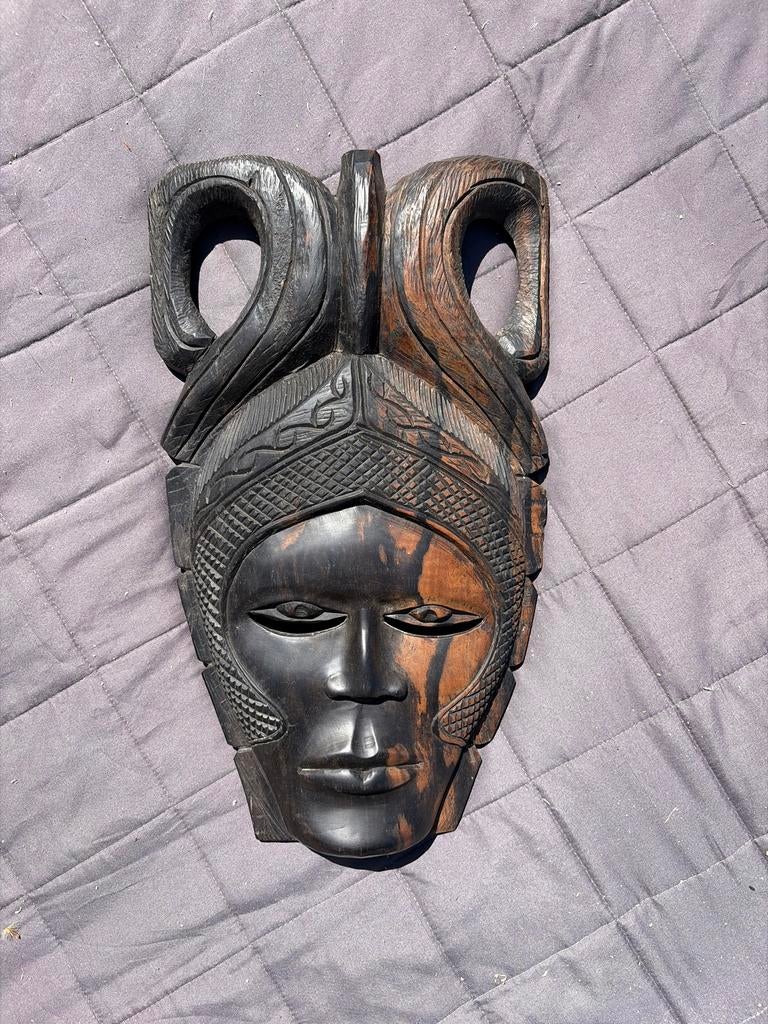 handgesneden Afrikaanse maskers, Ophalen